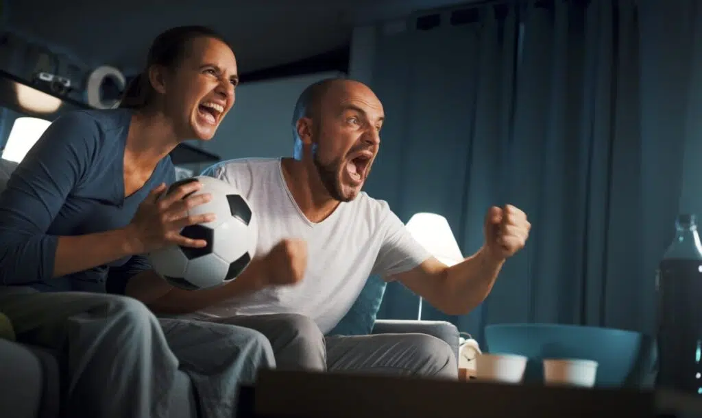 Les fans regardent le football dans télévision avec des chaînes IPTV